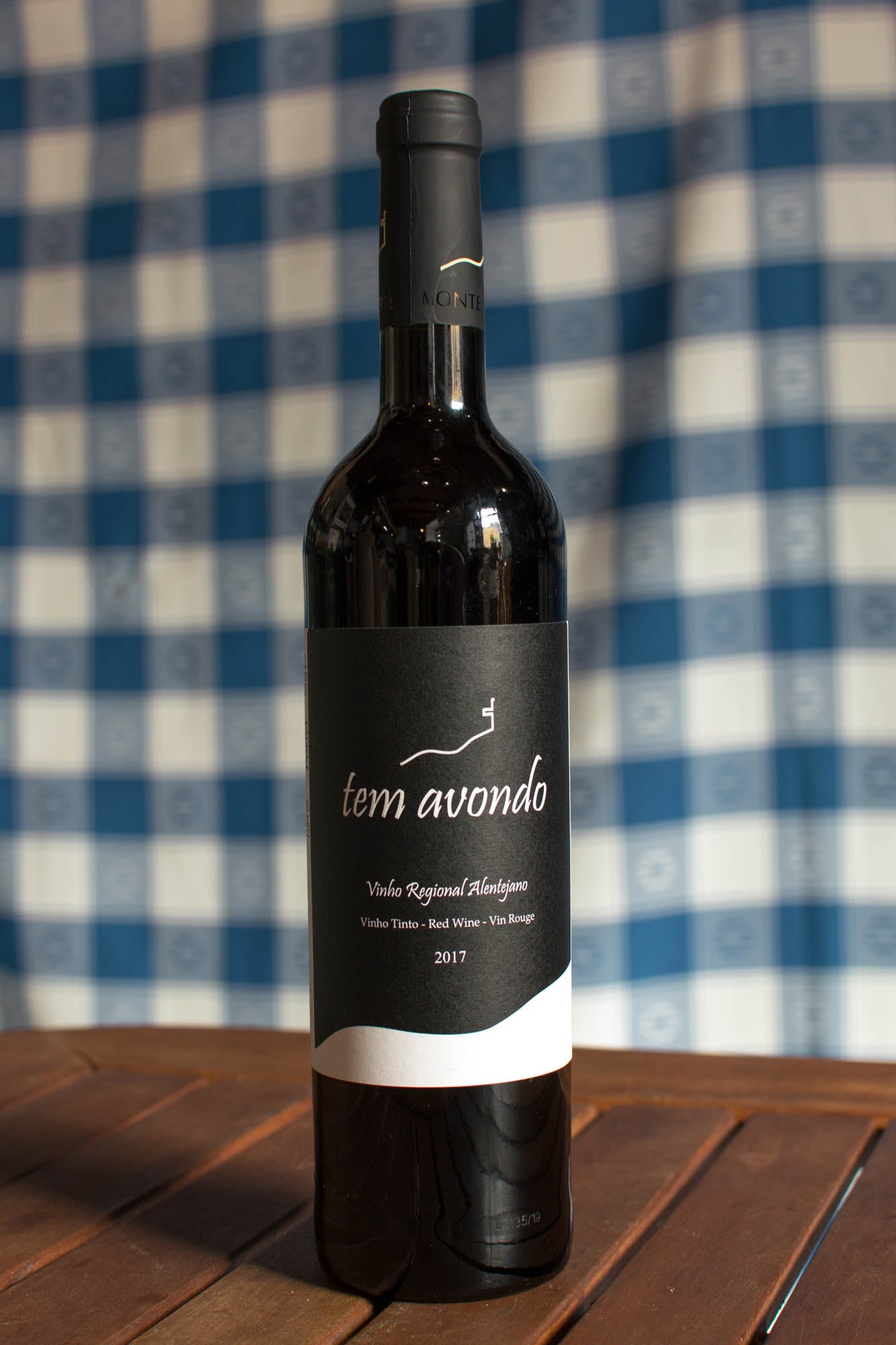 vinho tinto tem avondo